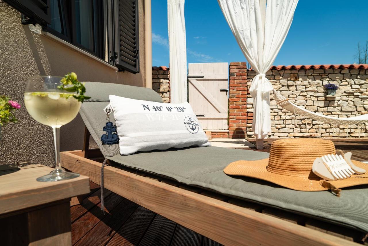 Ferienwohnungen VI La Mare With Heated Pool Zadar Exterior photo
