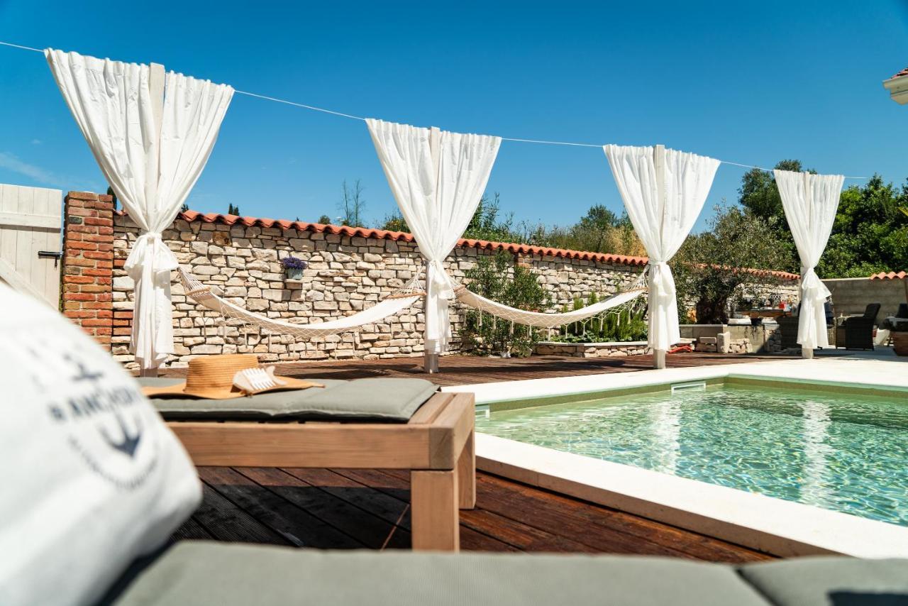 Ferienwohnungen VI La Mare With Heated Pool Zadar Exterior photo